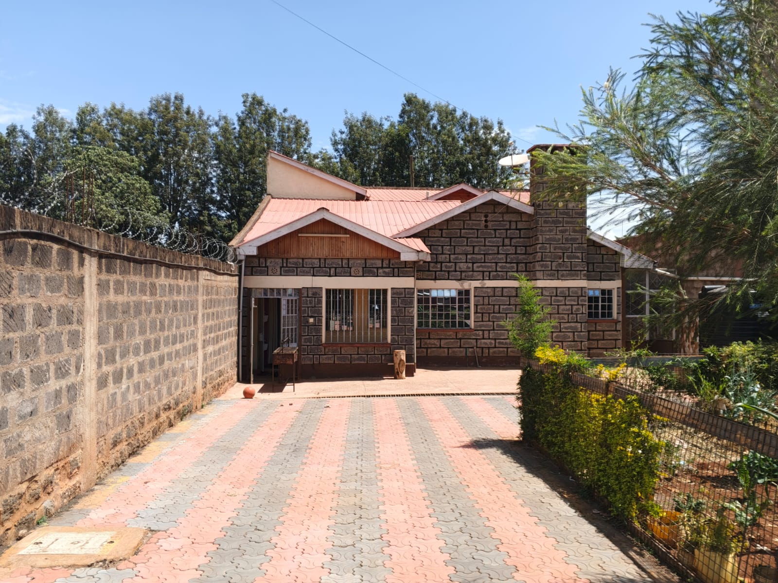 4 BEDROOM HOUSE