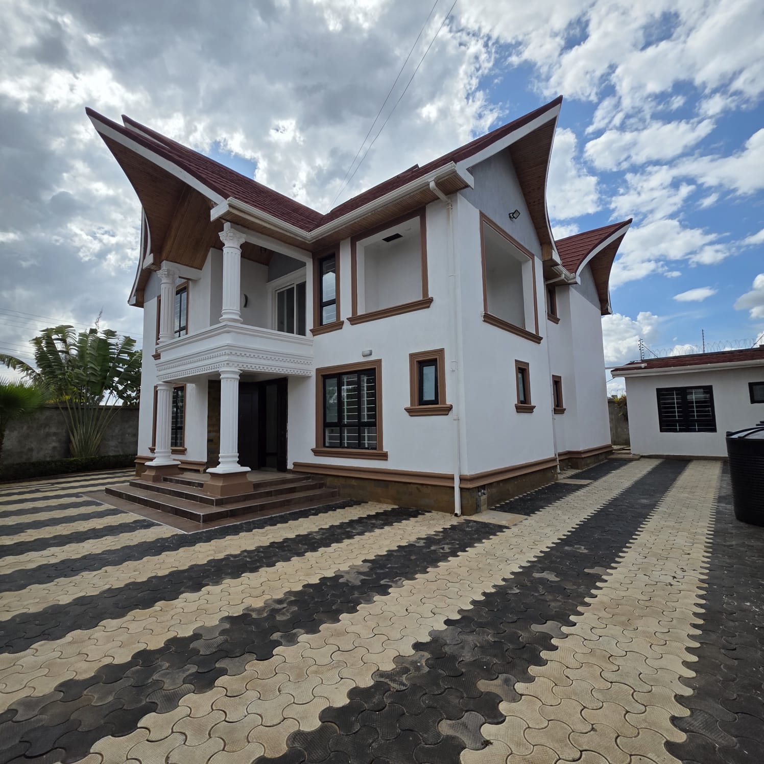 5 BEDROOM HOUSE