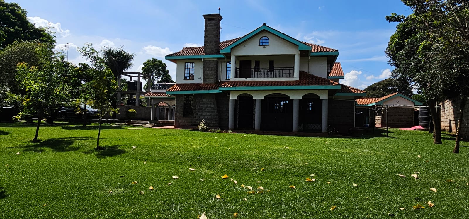 6 BEDROOM HOUSE