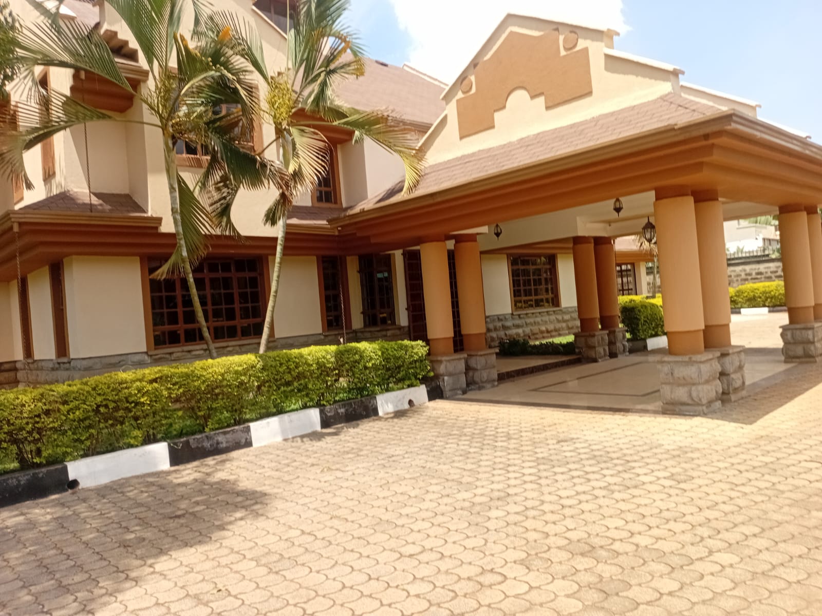 5 BEDROOM EXECUTIVE ALL ENSUITE MANSION SITTING ON 0.5 ACRES PIECE OF LAND