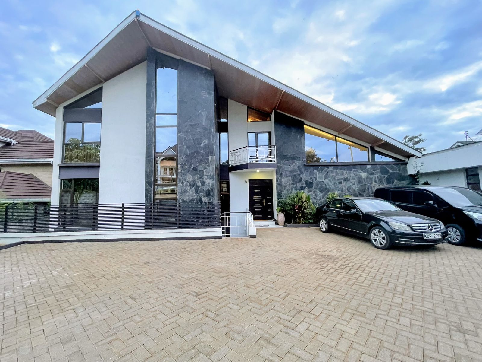 5 BEDROOM ALL ENSUITE SITTING ON 1/2 ACRE PLOT