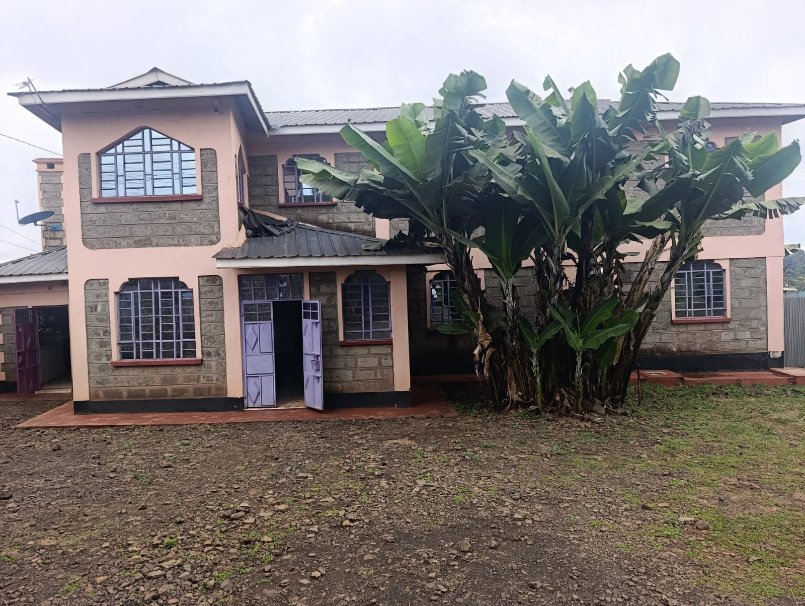 10 BEDROOM HOUSE SITTING ON 100 BY 100 PLOT