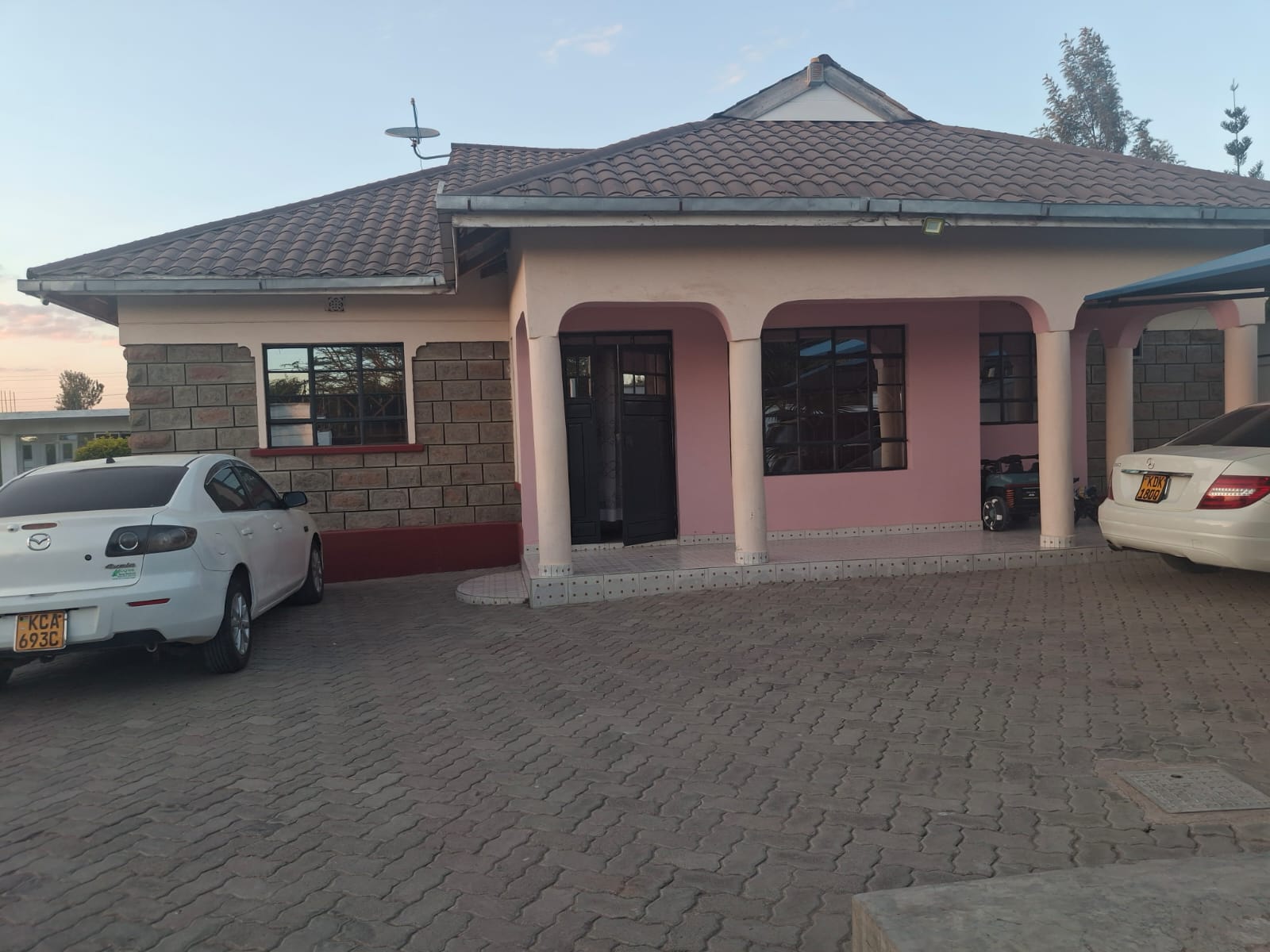 3 BEDROOM BUNGALOW SITTING ON A 100 BY 100 PLOT