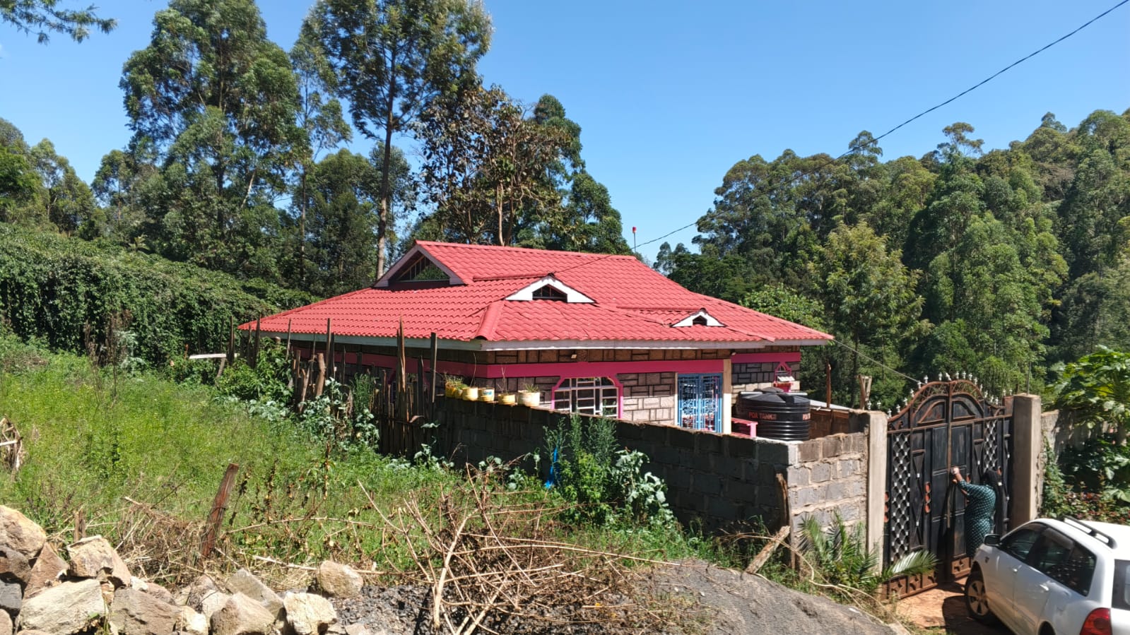 3 BEDROOM HOUSE SITTING ON A 50 BY 100 PLOT