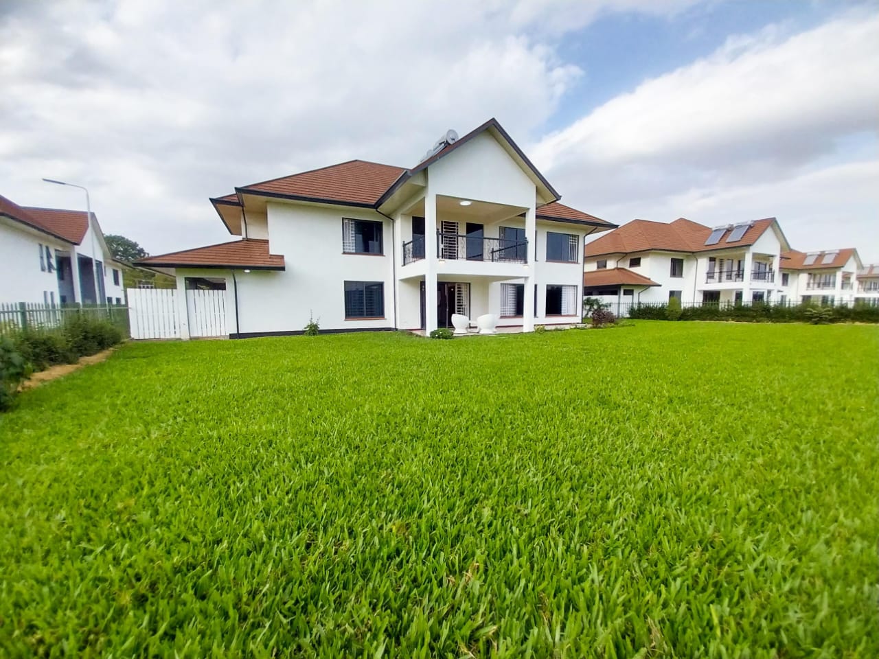 4 BEDROOM HOUSE SITTINGON A 100 BY 100 PLOT
