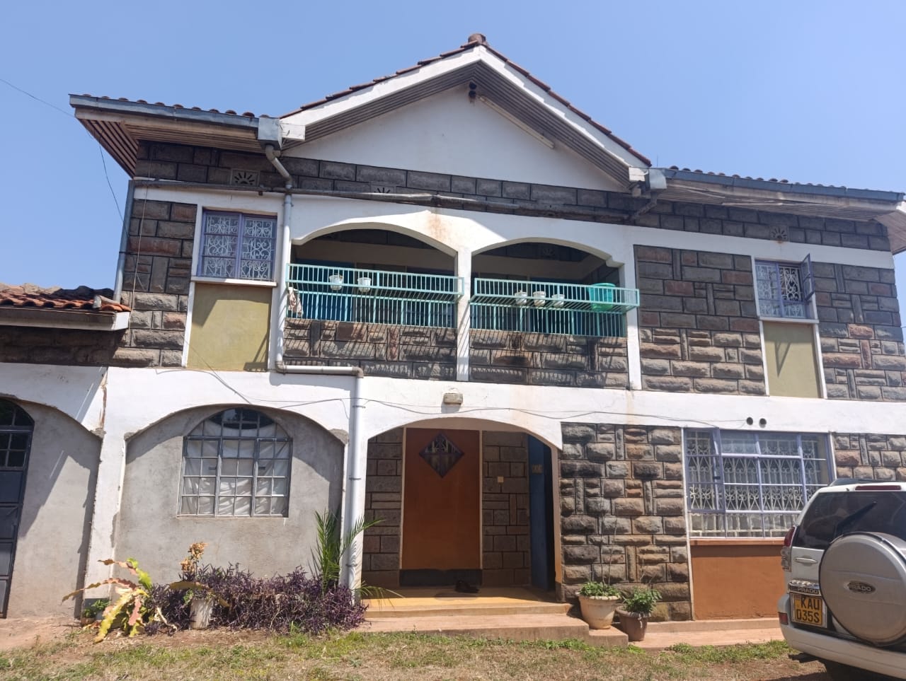 6 BEDROOM HOUSE MASTER EN-SUITE SITTING ON A SLIGHTLY BIGGER 100 BY 100 PLOT