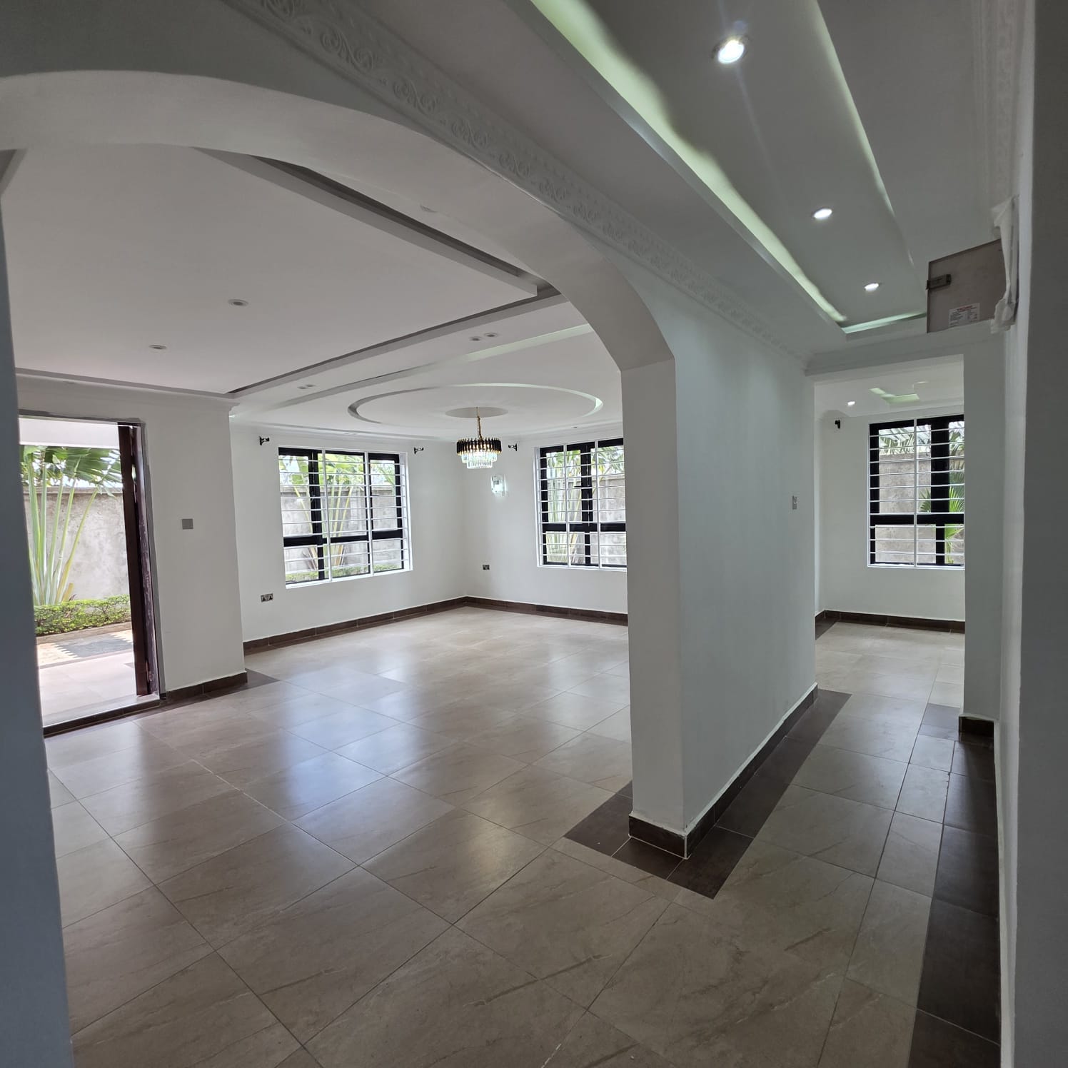 5 BEDROOM HOUSE
