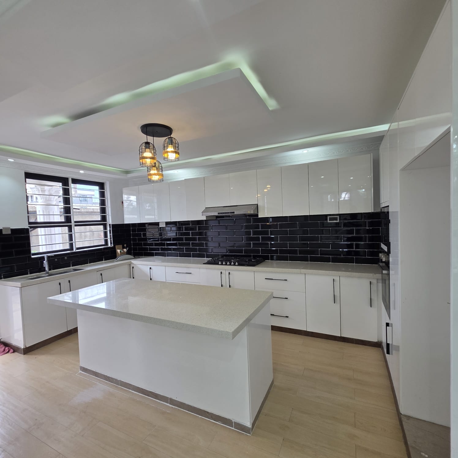 5 BEDROOM HOUSE