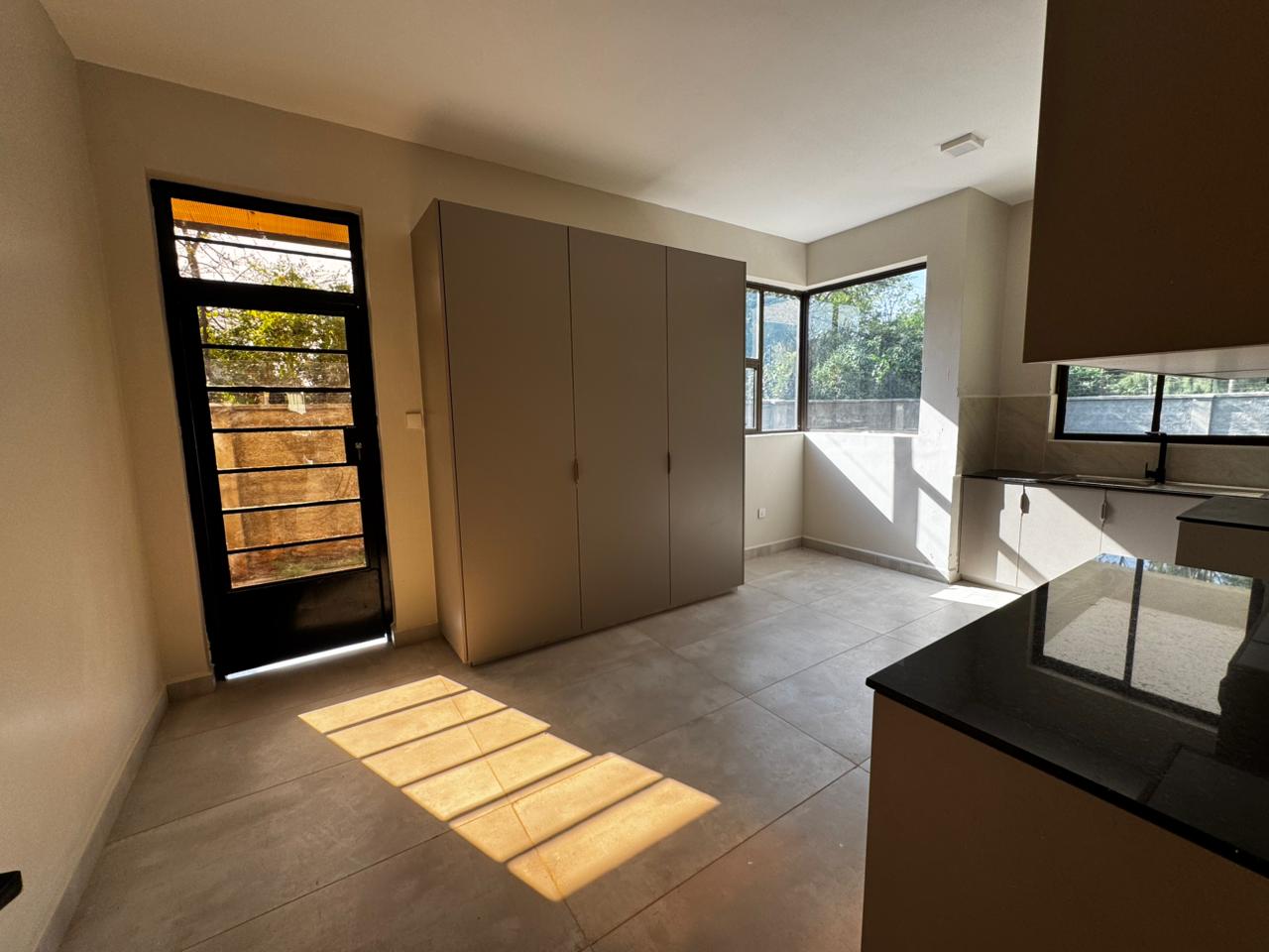 6 BEDROOM HOUSE