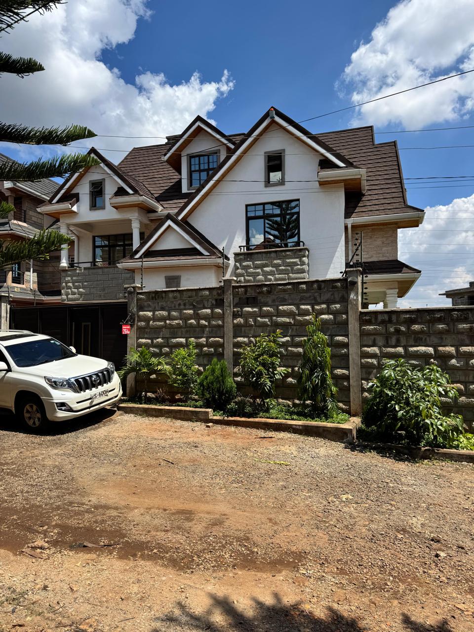 6 BEDROOM HOUSE