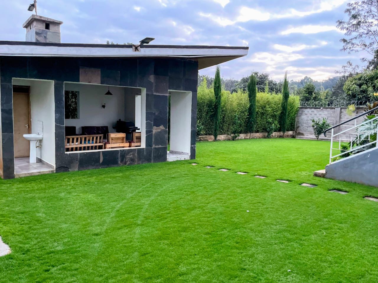 5 BEDROOM ALL ENSUITE SITTING ON 1/2 ACRE PLOT