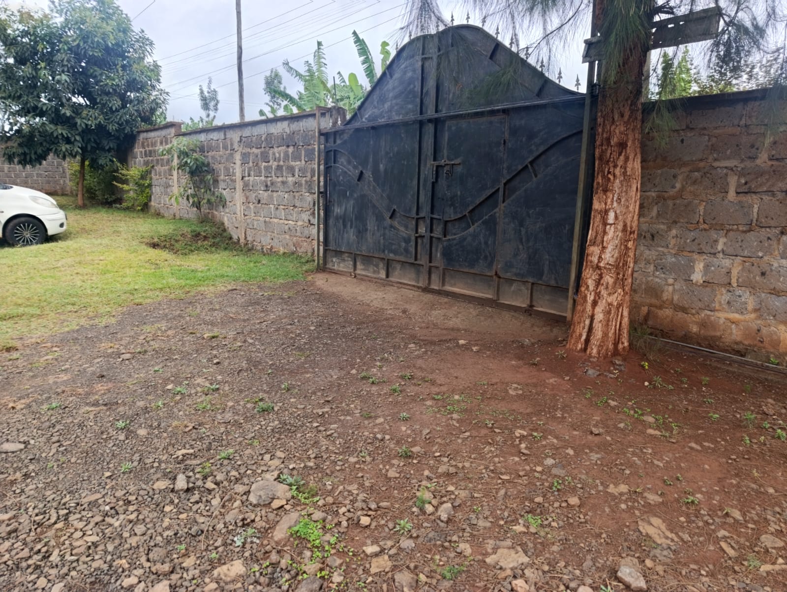 10 BEDROOM HOUSE SITTING ON 100 BY 100 PLOT
