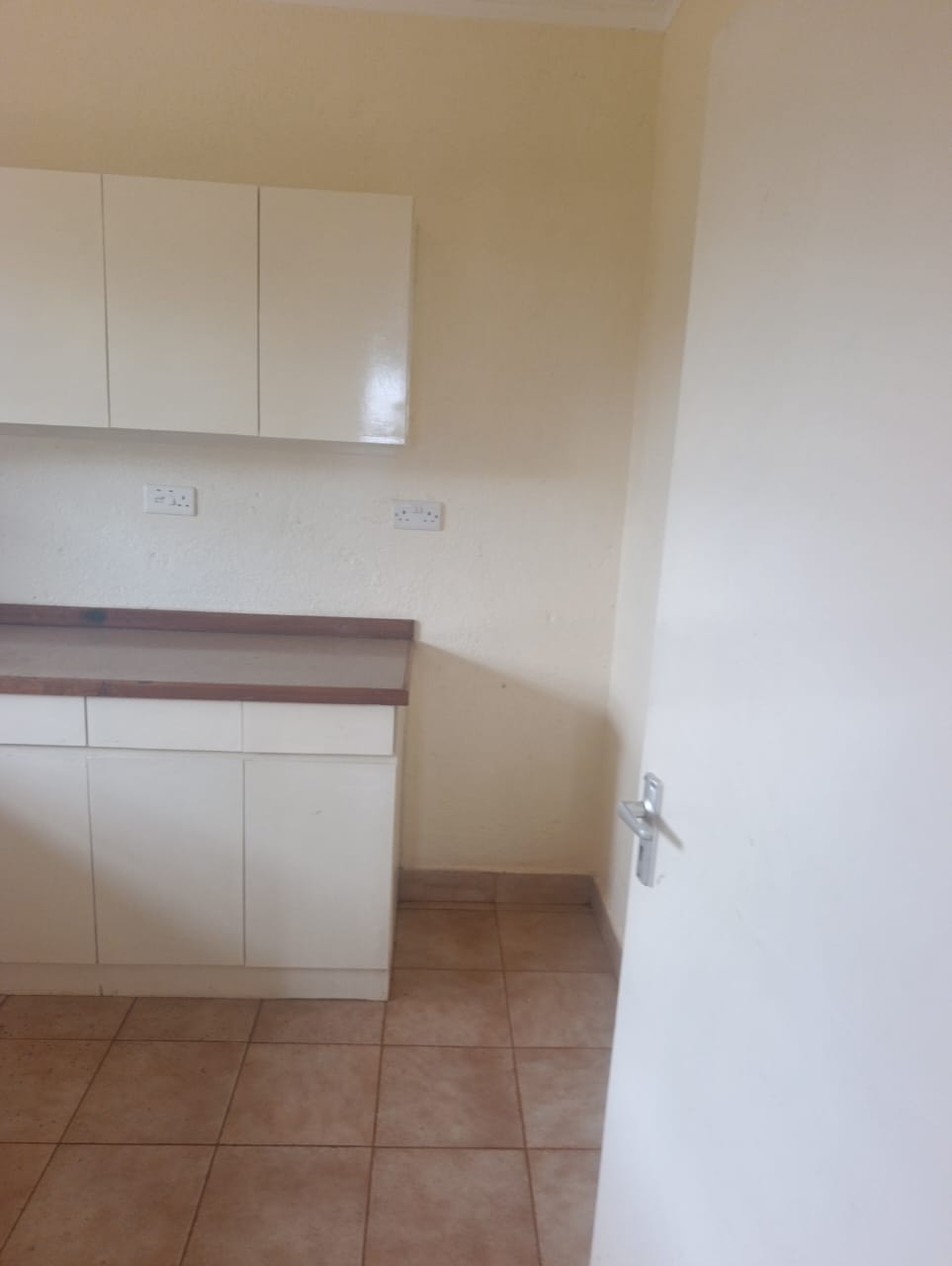 2 & 3 BEDROOM HOUSE SITTING ON A 1 ACRE PIECE OF LAND