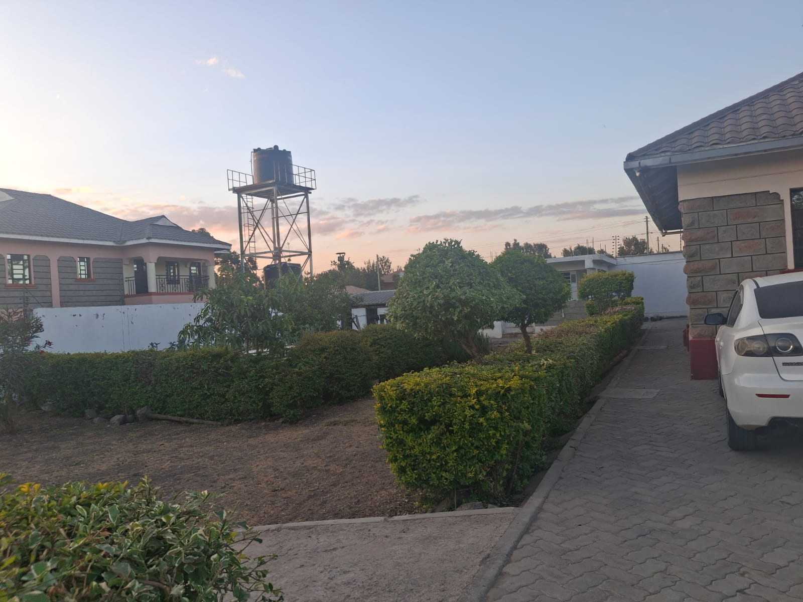 3 BEDROOM BUNGALOW SITTING ON A 100 BY 100 PLOT